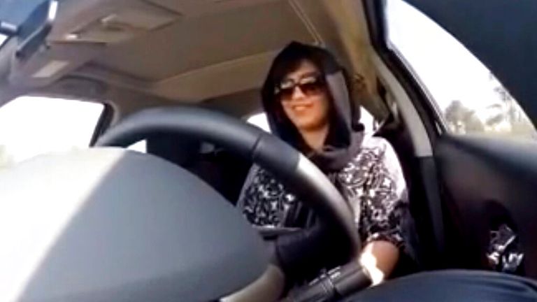 DOSSIER - Dans cette image du 30 novembre 2014 réalisée à partir d'une vidéo diffusée par Loujain al-Hathloul, al-Hathloul se dirige vers la frontière Émirats arabes unis - Arabie saoudite avant son arrestation le 1er décembre en Arabie saoudite.  Al-Hathloul, l'une des militantes des droits des femmes les plus éminentes d'Arabie saoudite, qui a fait pression pour le droit de conduire, a été condamnée lundi 28 décembre 2020 à près de six ans de prison en vertu d'une loi vague et largement formulée visant à combattre terrorisme, selon les médias liés à l’État.  Son cas et imp