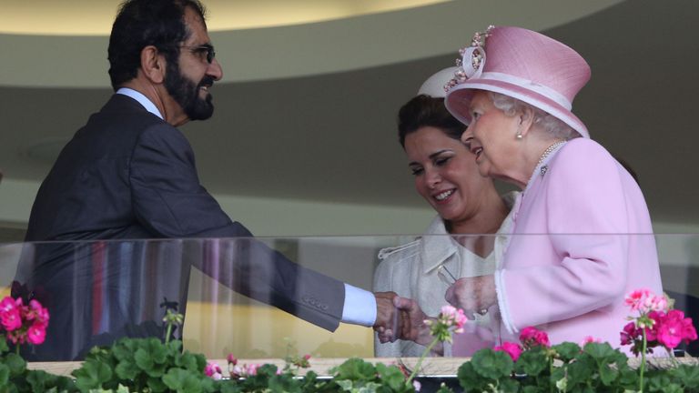 La reine britannique Elizabeth II (à droite) accueille le cheikh Mohammed et la princesse Haya en 2016