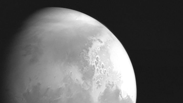 Une image monochrome de Mars prise par le vaisseau spatial chinois Tianwen-1.  Pic: CNSA