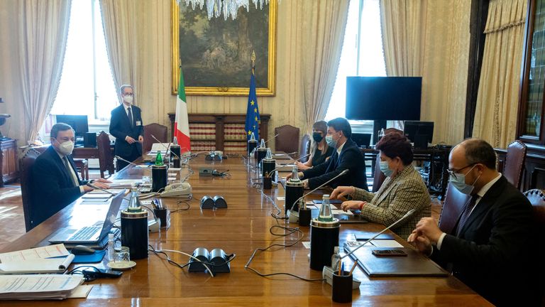 M. Draghi rencontre des membres du parti Italia Viva lors de discussions sur la formation d'un nouveau gouvernement