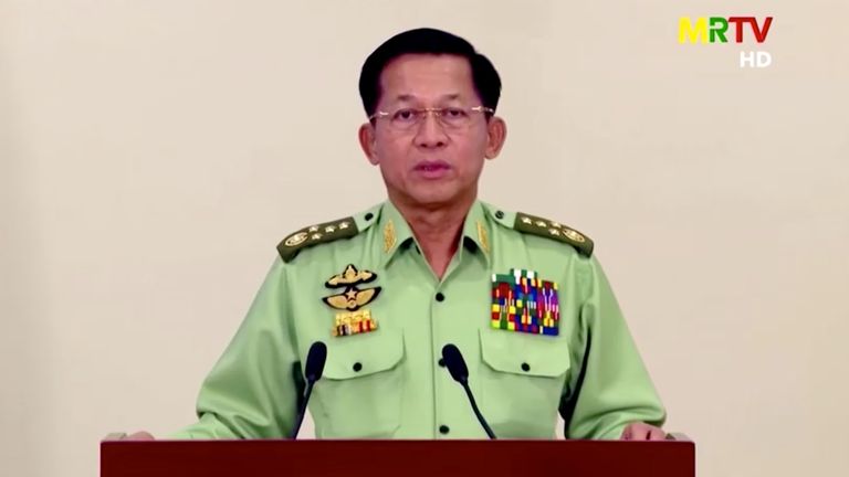 Le chef de la junte militaire du Myanmar, le général Min Aung Hlaing, s'exprime dans une émission médiatique à Naypyitaw, au Myanmar, le 8 février 2021, sur cette image fixe tirée d'une vidéo.  MRTV / Reuters TV