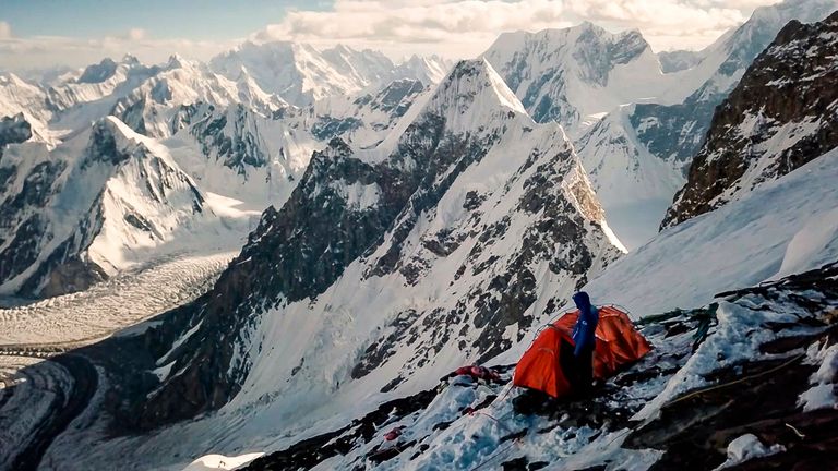 Les alpinistes pakistanais Ali Sadpara, Jon Snorri de l'Islande et Juan Pablo Mohr du Chili ont perdu le contact avec leur camp de base vendredi 5 février.  Pic: Images du pool de contenu / AP Red Bull