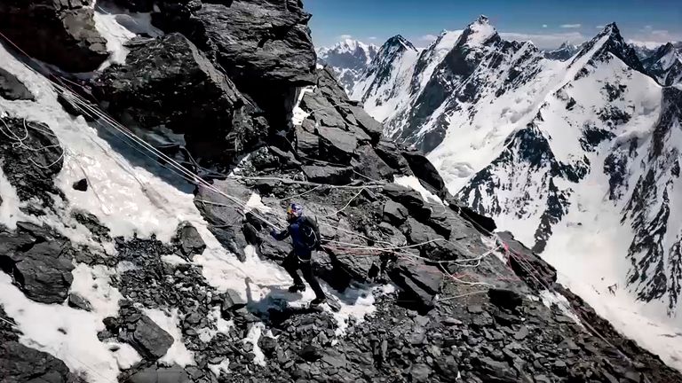 En 2008, 11 alpinistes sont morts en une seule journée en essayant de gravir le K2 dans ce qui est devenu les accidents d'alpinisme les plus meurtriers de tous les temps.  Pic: Images du pool de contenu / AP Red Bull