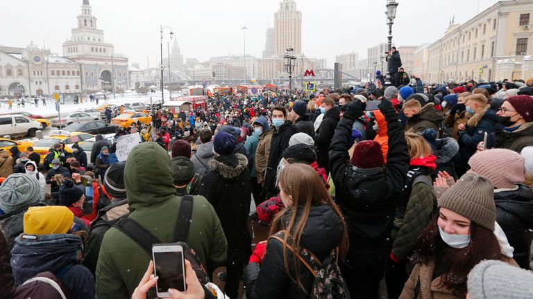 Des dizaines de milliers de personnes sont descendues dans les rues de dizaines de villes russes dimanche, scandant des slogans contre le président russe Vladimir Poutine.  Pic: AP