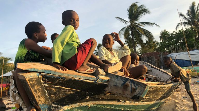 Des familles dorment sur la plage de Pemba après avoir été évincées de leurs maisons par des militants