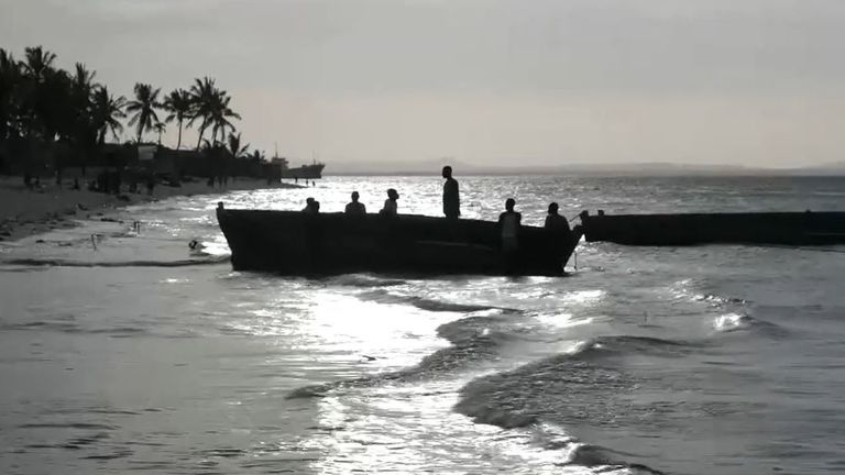 Des bateaux peuvent être vus déposer des gens sur les plages tous les jours