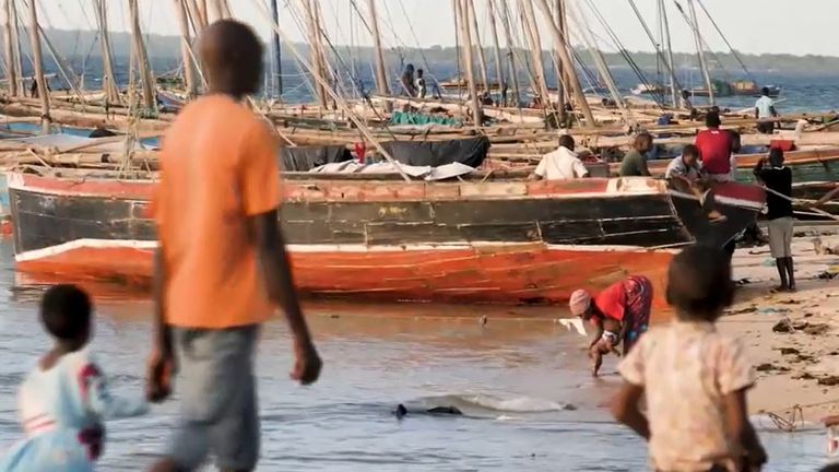 Des bateaux peuvent être vus déposer des gens sur les plages tous les jours