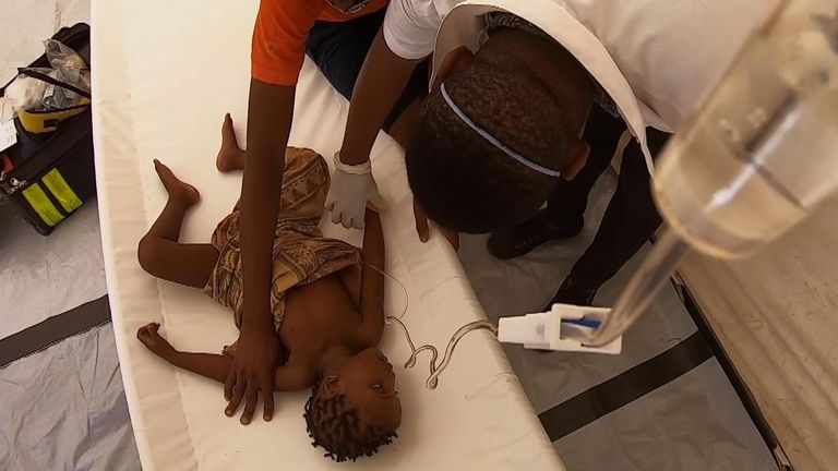 Helena, quatre ans, est soignée par des médecins
