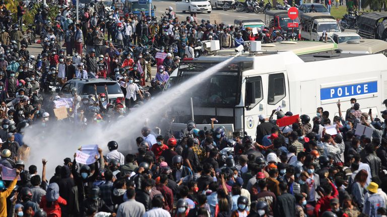 Un canon à eau est utilisé sur les manifestants Naypyitaw la veille du jour où Mya Thwe Thwe Khaing a été abattu dans la même ville