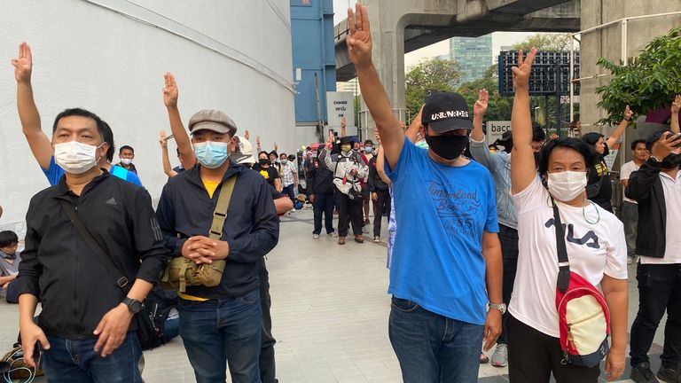 Les manifestants se sont manifestés au mépris des nouvelles lois imposées contre la tenue de rassemblements à Bangkok, en Thaïlande