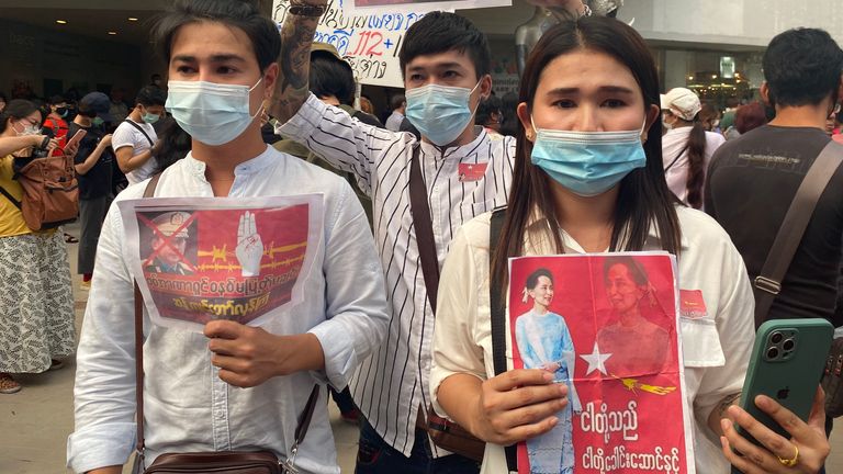 Les manifestants brandissent des photos du leader de facto du Myanmar Aung San Suu Kyi.