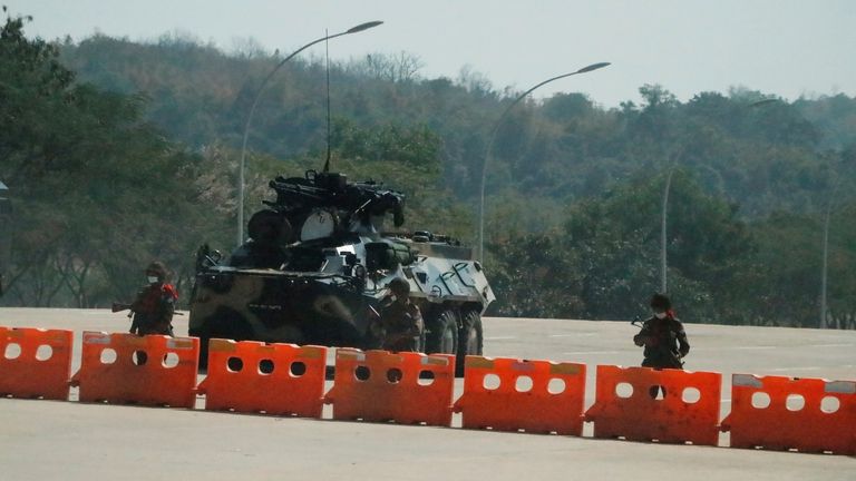 Des soldats montent la garde à un poste de contrôle militaire du Myanmar sur le chemin de l'enceinte du Congrès à Naypyitaw, au Myanmar, le 1er février 2021. REUTERS / Stringer