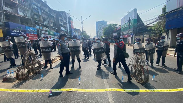 La police anti-émeute a été déployée dans les rues du Myanmar lors d'une manifestation de manifestants