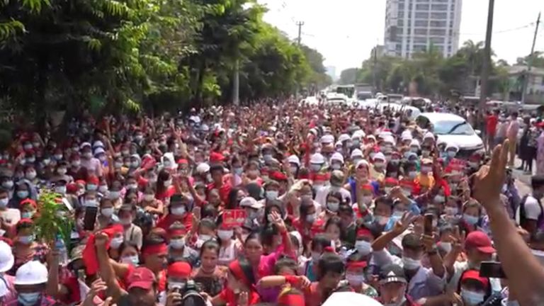 Des dizaines de milliers de manifestants sont descendus dans les rues des villes du Myanmar