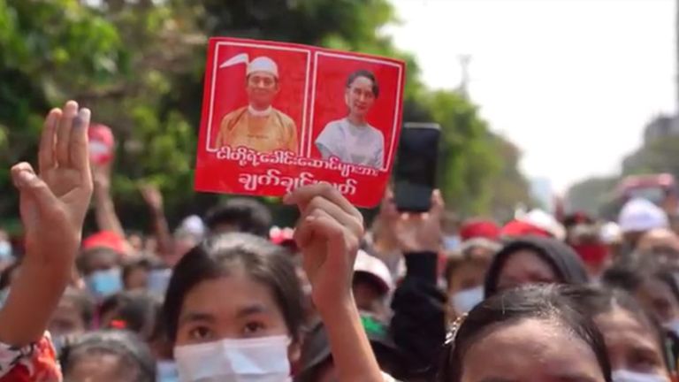 Les manifestants ont appelé à la libération de leurs dirigeants démocratiques, dont Aung San Suu Kyi
