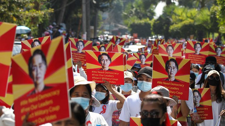   /// ... Les manifestants anti-coup d'État tiennent des affiches avec une image du dirigeant birman déchu Aung San Suu Kyi alors qu'ils se rassemblent devant le bureau d'information des Nations Unies à Yangon, au Myanmar, dimanche 14 février 2021. Un grand nombre de personnes dans tout le Myanmar ont bafoué les ordres contre les manifestations de marcher à nouveau pour protester contre la prise de contrôle militaire qui a renversé le gouvernement élu d'Aung San Suu Kyi.  (Photo AP) ....