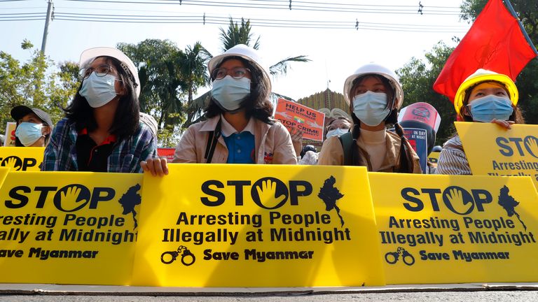   /// ... Les diplômés de l'Université de Mandalay tiennent des affiches qui disent ... Arrêtez d'arrêter illégalement des personnes à minuit.  Sauver le Myanmar ... lors d'une manifestation anti-coup d'État à Mandalay, au Myanmar, dimanche 14 février 2021. Les manifestations de masse quotidiennes dans les rues du Myanmar en sont à leur deuxième semaine, sans manifestants ni le gouvernement militaire qu'ils cherchent à renverser ne montrant aucun signe de reculant des confrontations.  (Photo AP) ....