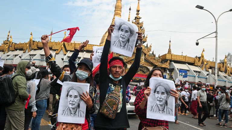 Les habitants de Yangon tiennent des photos du dirigeant emprisonné Aung San Suu Kyi