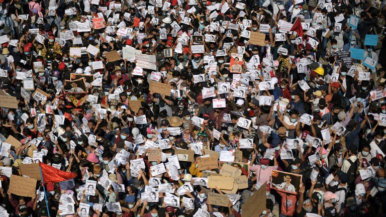 Des dizaines de milliers de personnes sont descendues dans la rue pour protester