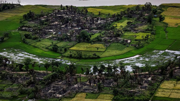 PHOTO DE FICHIER: Les restes d'un village Rohingya brûlé sont visibles sur cette photo aérienne près de Maungdaw, au nord de l'État de Rakhine, au Myanmar, le 27 septembre 2017. REUTERS / Soe Zeya Tun / File Photo