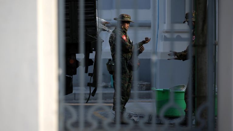 Des soldats birmans sont vus à l'intérieur de l'hôtel de ville de Yangon