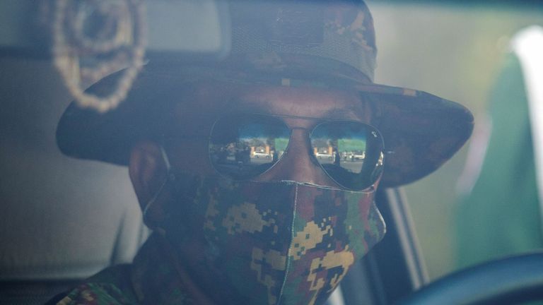 Un soldat du Myanmar regarde à travers un pare-brise alors qu'il est assis à l'intérieur d'un véhicule devant un temple hindou dans le centre-ville de Yangon, au Myanmar, le 2 février 2021. REUTERS / Stringer