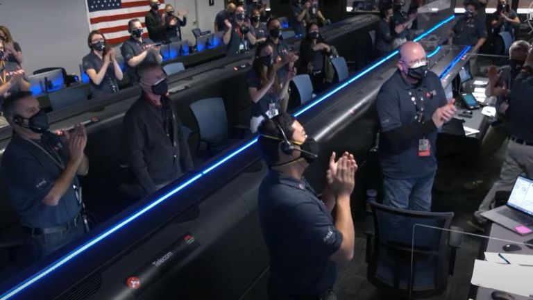 Des applaudissements remplissent la salle de contrôle en Californie