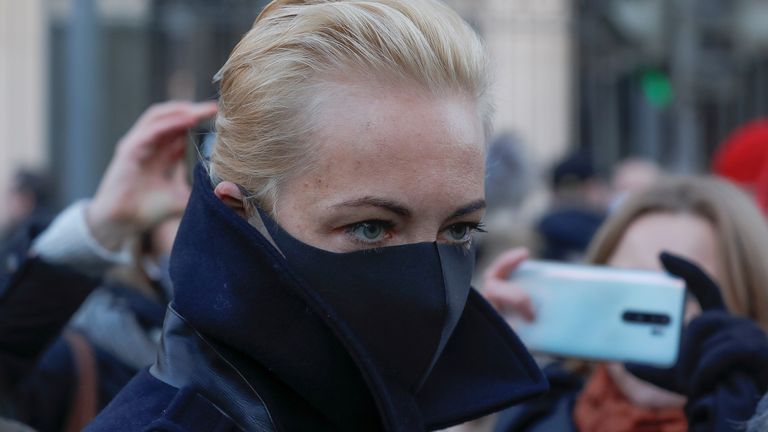 La femme d'Alexei Navalny, Yulia Navalnaya, arrive au tribunal pour sa condamnation
