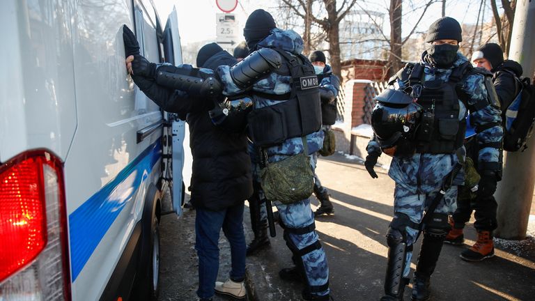 Un homme est détenu pour avoir manifesté devant le tribunal
