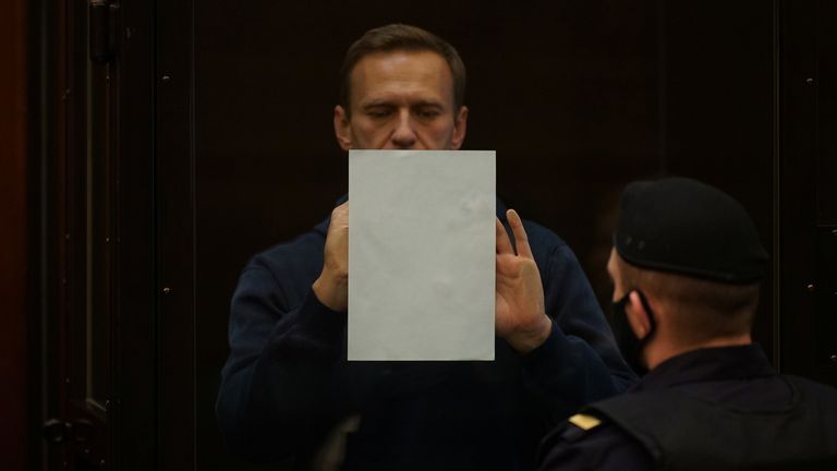 L'homme de 44 ans place un morceau de papier à l'intérieur de sa capsule de verre au tribunal