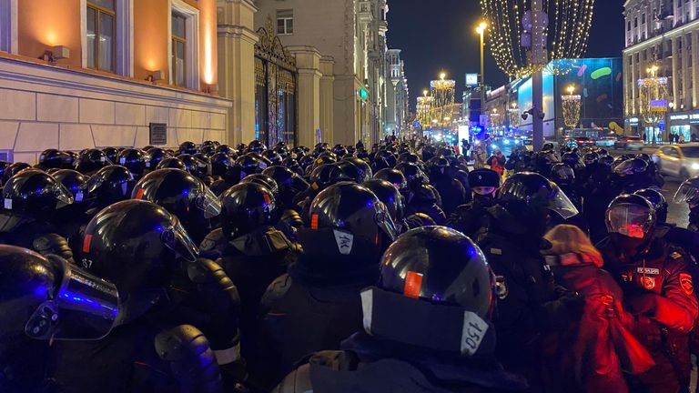 Une masse de policiers anti-émeute à Tverskaya, dans le centre de Moscou, à la suite du verdict du tribunal de Navalny
