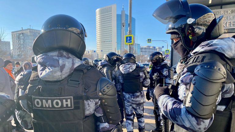 La police anti-émeute attend à l'extérieur du tribunal.  Pic: Anastasya Leonova