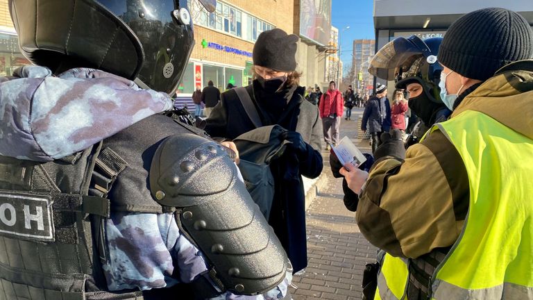 La police vérifie les documents appartenant à des personnes près du tribunal de la ville de Moscou