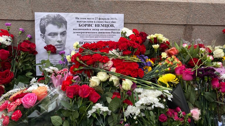 Les partisans de l'opposition ont placé une fleur sur un mémorial de fortune pour Boris Nemtsov
