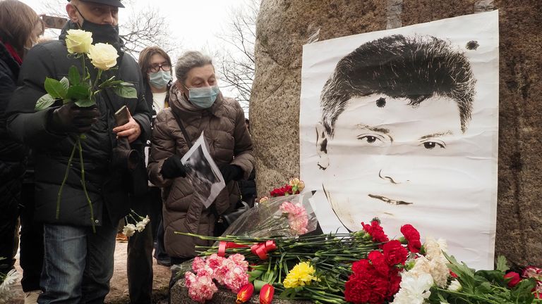 Les autorités de Moscou continuent de démonter le mémorial et ont arrêté des personnes essayant d'y placer des fleurs