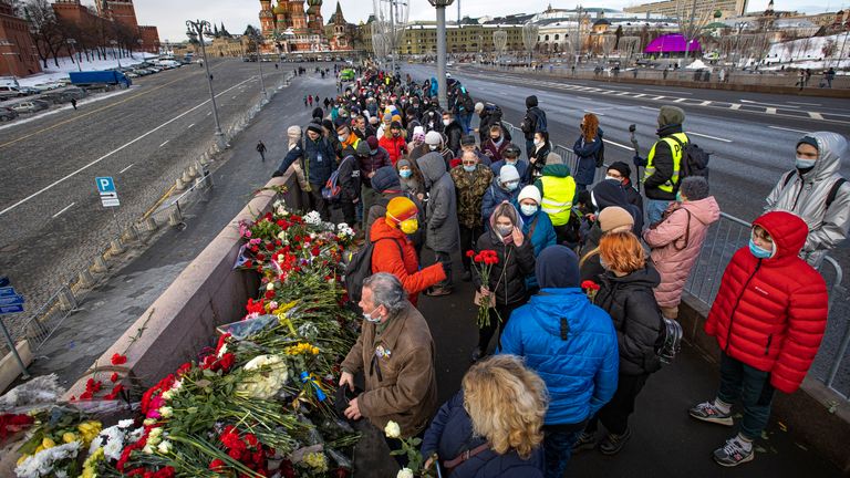 Environ 4600 personnes se sont rassemblées sur le pont ce jour-là pour rendre hommage au critique assassiné de Poutine, Boris Nemtsov