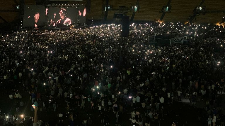 Des milliers de personnes assistent à un concert du groupe Six60 le samedi 13 février 2021 à Wellington, Nouvelle-Zélande