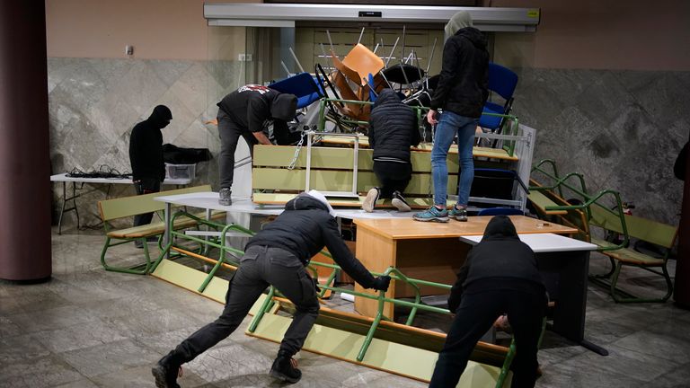 Hasel a été barricadé dans le bâtiment de l'université avec 50 de ses partisans