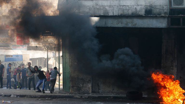 Des manifestants palestiniens combattent les troupes israéliennes dans la ville de Hébron en Cisjordanie en septembre 2014 au début de la guerre de Gaza