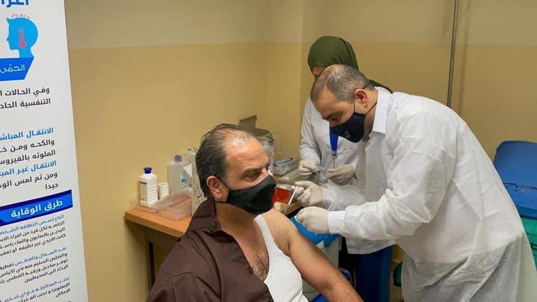 Des agents de santé palestiniens se font vacciner plus tôt ce mois-ci