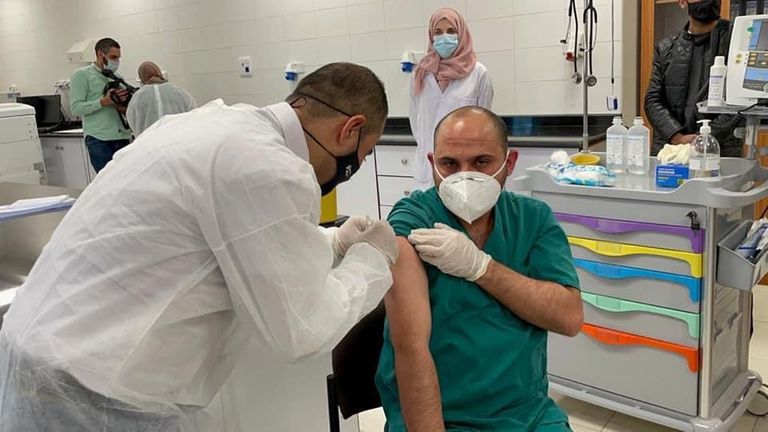 Des agents de santé palestiniens se font vacciner au début du mois