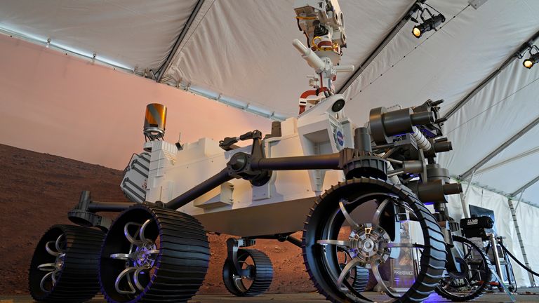 Une maquette grandeur nature du rover Perseverance, à Pasadena en Californie.  Pic: AP
