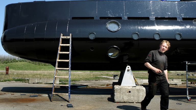Peter Madsen photographié avec son sous-marin en 2008. Photo: AP