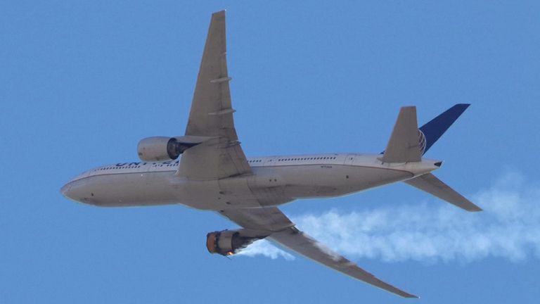 Un incendie de moteur d'avion envoie des débris sur Denver