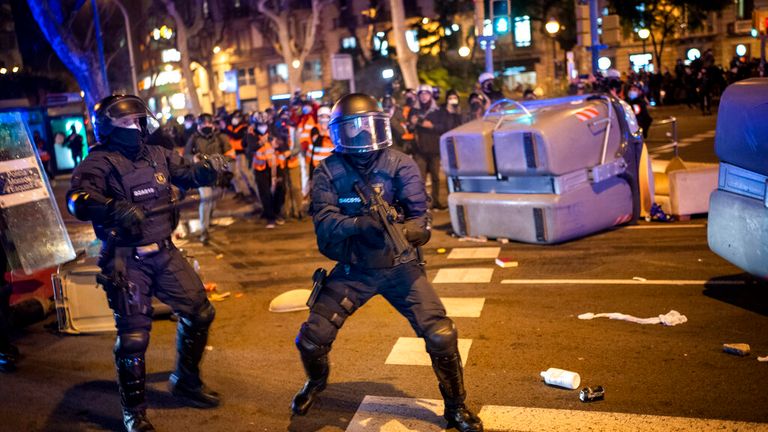 La police espagnole s'est affrontée avec des manifestants à Barcelone