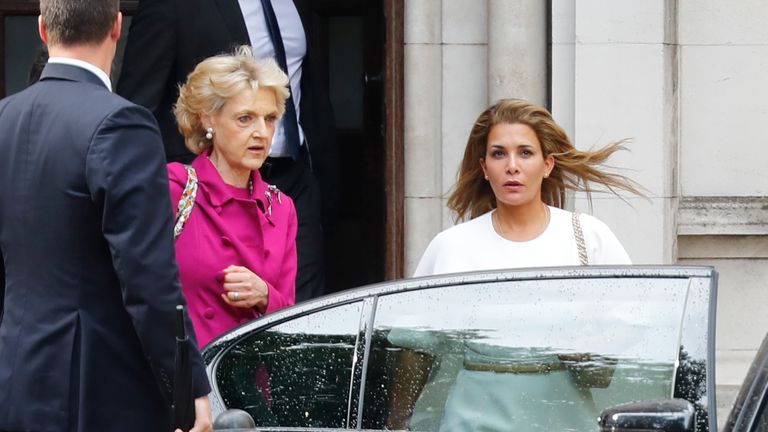 La princesse Haya, à droite, à l'extérieur du tribunal, avec son avocate Fiona Shackleton 