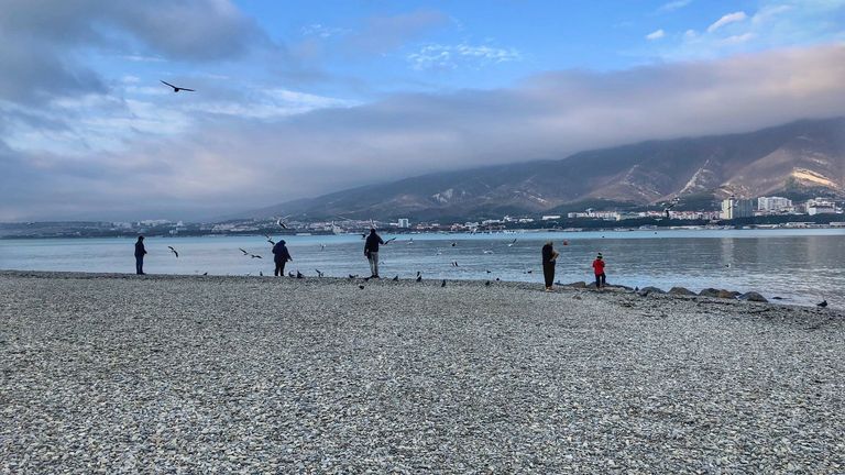 La plage de Gelendzhik est très populaire et bondée de touristes en été 