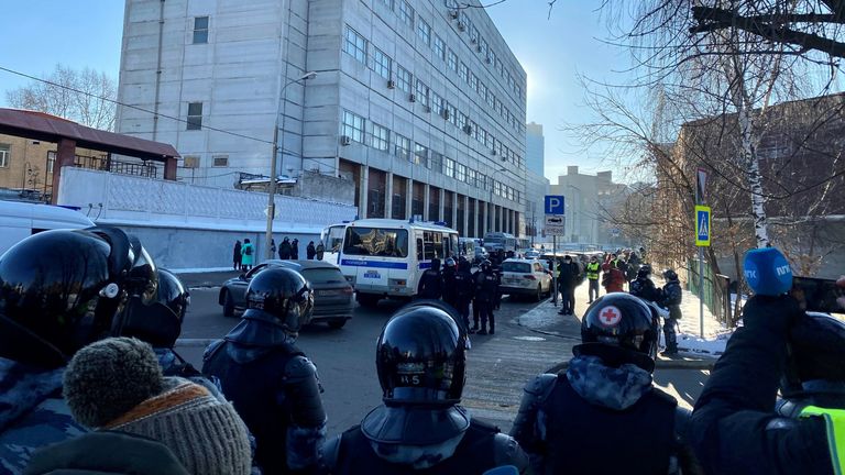 La police anti-émeute a bloqué toutes les rues à proximité