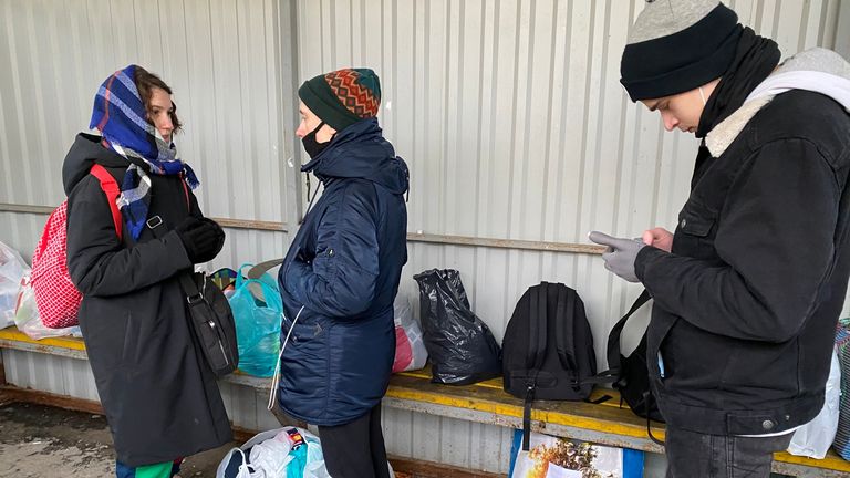 Dans un centre de détention de Sakharova, des gens font la queue pour livrer de la nourriture et des fournitures à leurs amis et parents à l'intérieur