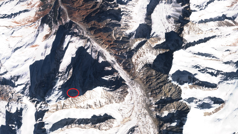Une fissure s'était formée dans le flanc du pic.  Crédits: SentinelHub